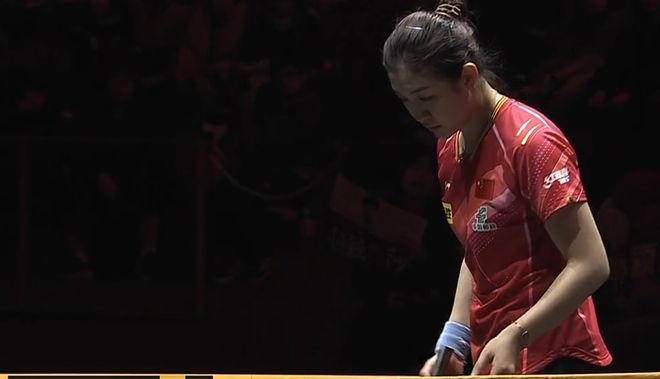 德媒：由于手指受伤，诺伊尔近两场都佩戴特制的四指手套参赛