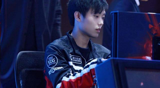 泽林斯基：我们感到愤怒，在场上看那绝不是一次犯规